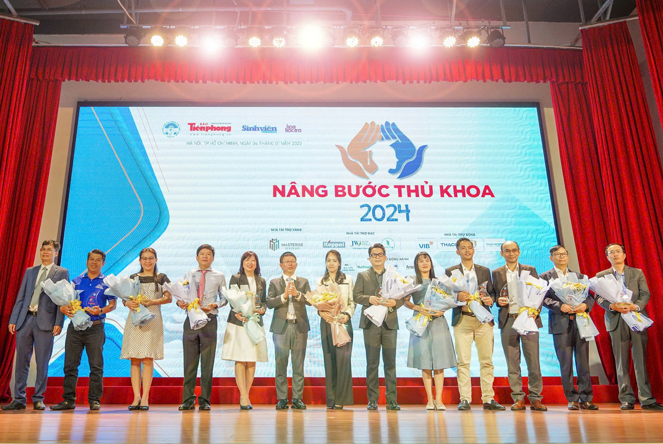 Bà Đàm Suyến Như (thứ năm từ trái sang), Giám đốc Bộ phận Kinh doanh, Truyền thông và Trải nghiệm Khách hàng, Khối Bất động sản, Keppel Việt Nam, nhận hoa tri ân tại chương trình Nâng Bước Thủ Khoa 2024.