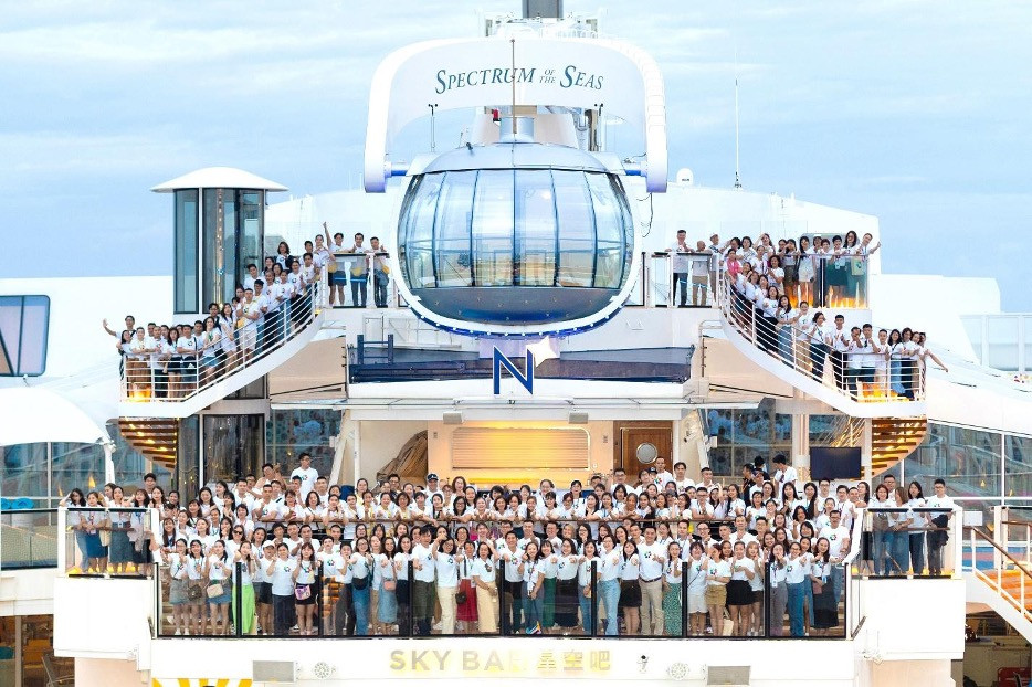 Toàn thể nhân viên Amway tham gia chuyến du lịch trên Du thuyền lớn nhất Châu ‘Á Spectrum of the Seas’, hải trình từ Singapore đi Malaysia Toàn thể nhân viên Amway tham gia chuyến du lịch trên Du thuyền lớn nhất Châu ‘Á Spectrum of the Seas’, hải trình từ Singapore đi Malaysia