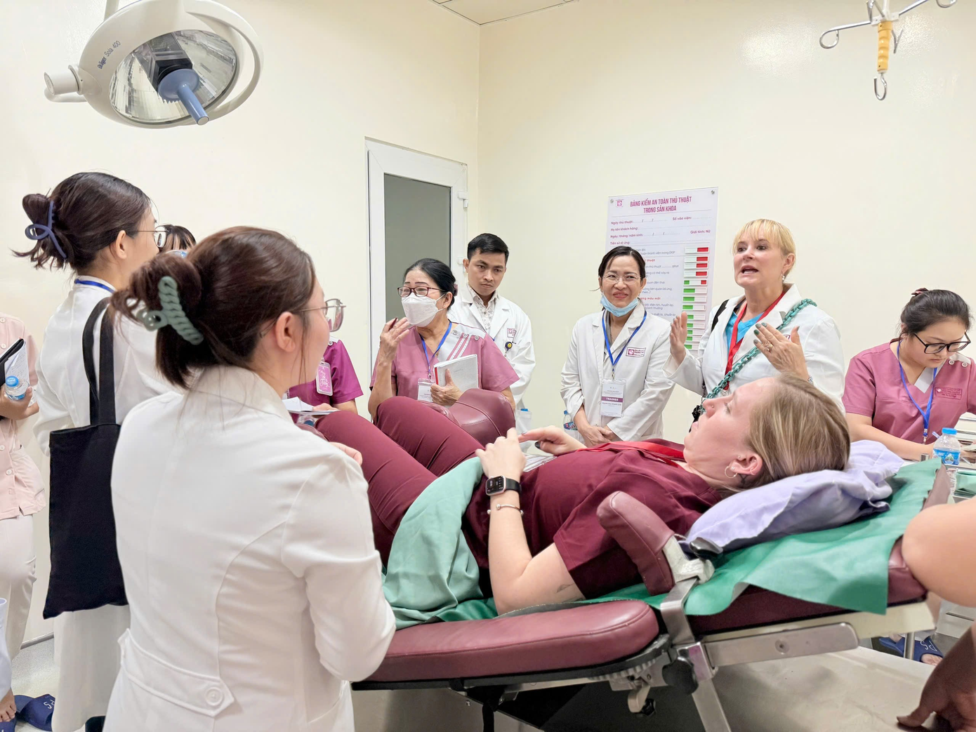 Chương trình đào tạo bao gồm lý thuyết và thực hành Chương trình đào tạo bao gồm lý thuyết và thực hành