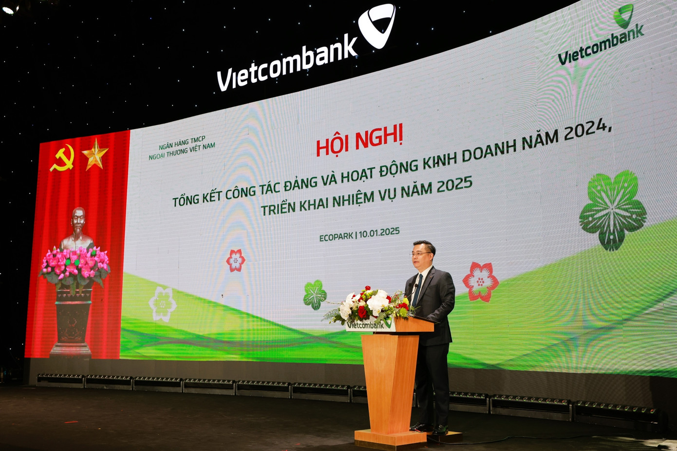 Ông Nguyễn Thanh Tùng - Ủy viên BCH Đảng bộ Khối DNTW, Bí thư Đảng ủy, Chủ tịch HĐQT Vietcombank phát biểu khai mạc Hội nghị Ông Nguyễn Thanh Tùng - Ủy viên BCH Đảng bộ Khối DNTW, Bí thư Đảng ủy, Chủ tịch HĐQT Vietcombank phát biểu khai mạc Hội nghị