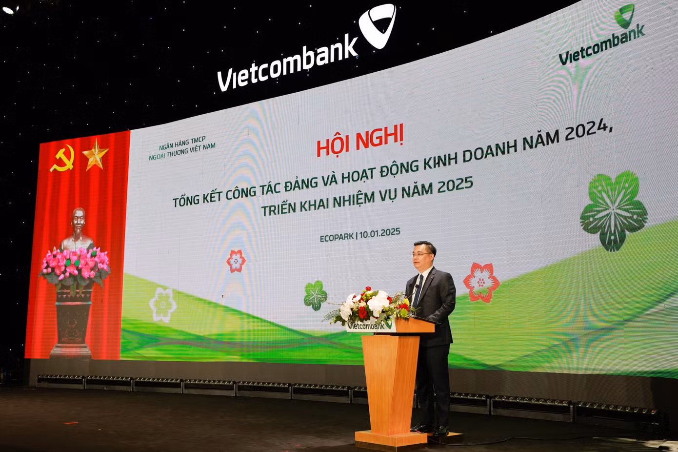 Ông Nguyễn Thanh Tùng - Ủy viên BCH Đảng bộ Khối DNTW, Bí thư Đảng ủy, Chủ tịch HĐQT Vietcombank phát biểu khai mạc Hội nghị Ông Nguyễn Thanh Tùng - Ủy viên BCH Đảng bộ Khối DNTW, Bí thư Đảng ủy, Chủ tịch HĐQT Vietcombank phát biểu khai mạc Hội nghị