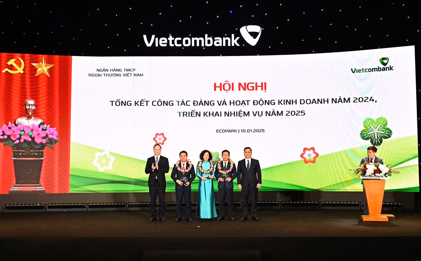 Ban lãnh đạo Vietcombank trao biểu trưng và tặng hoa vinh danh cho đại diện 03 Đơn vị đặc biệt xuất sắc trong năm 2024: Chi nhánh Sở Giao dịch (thứ 4 từ trái sang), Chi nhánh Thành Công (thứ 3 từ trái sang) và Chi nhánh Nam Sài Gòn (thứ 2 từ trái sang) Ban lãnh đạo Vietcombank trao biểu trưng và tặng hoa vinh danh cho đại diện 03 Đơn vị đặc biệt xuất sắc trong năm 2024: Chi nhánh Sở Giao dịch (thứ 4 từ trái sang), Chi nhánh Thành Công (thứ 3 từ trái sang) và Chi nhánh Nam Sài Gòn (thứ 2 từ trái sang)