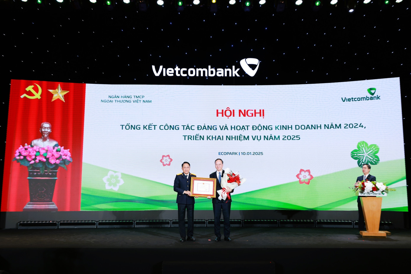 Đại diện Vietcombank, đ/c Lê Quang Vinh - Ủy viên Ban Thường vụ Đảng ủy, Phó Tổng Giám đốc phụ trách Ban Điều hành nhận Bằng khen của Tổng Cục Thuế Đại diện Vietcombank, đ/c Lê Quang Vinh - Ủy viên Ban Thường vụ Đảng ủy, Phó Tổng Giám đốc phụ trách Ban Điều hành nhận Bằng khen của Tổng Cục Thuế