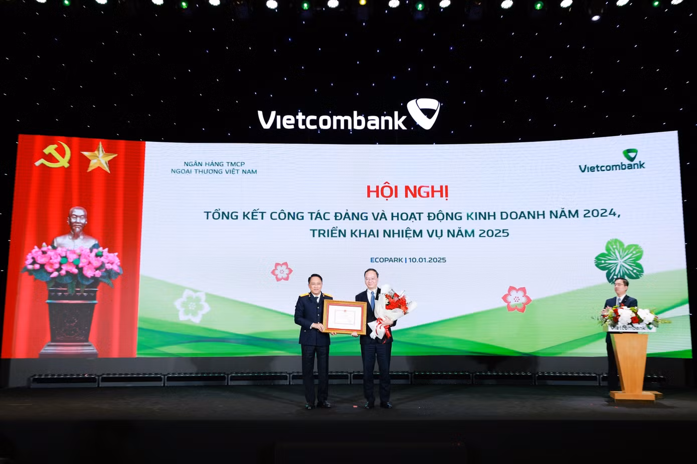 Đại diện Vietcombank, đ/c Lê Quang Vinh - Ủy viên Ban Thường vụ Đảng ủy, Phó Tổng Giám đốc phụ trách Ban Điều hành nhận Bằng khen của Tổng Cục Thuế Đại diện Vietcombank, đ/c Lê Quang Vinh - Ủy viên Ban Thường vụ Đảng ủy, Phó Tổng Giám đốc phụ trách Ban Điều hành nhận Bằng khen của Tổng Cục Thuế