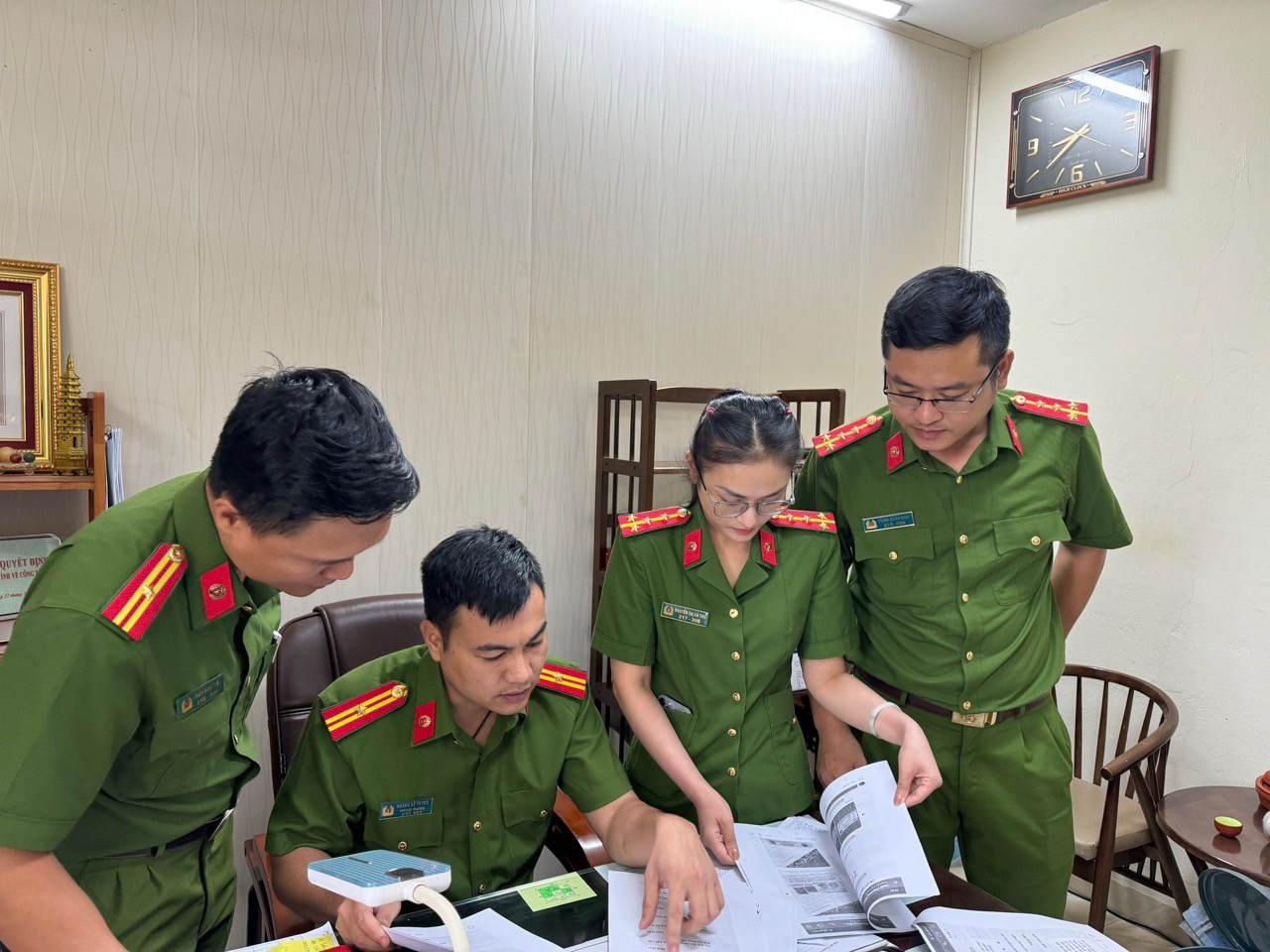 Công an thành phố Thanh Hóa nghiên cứu tài liệu liên quan đến vụ án mua bán người.