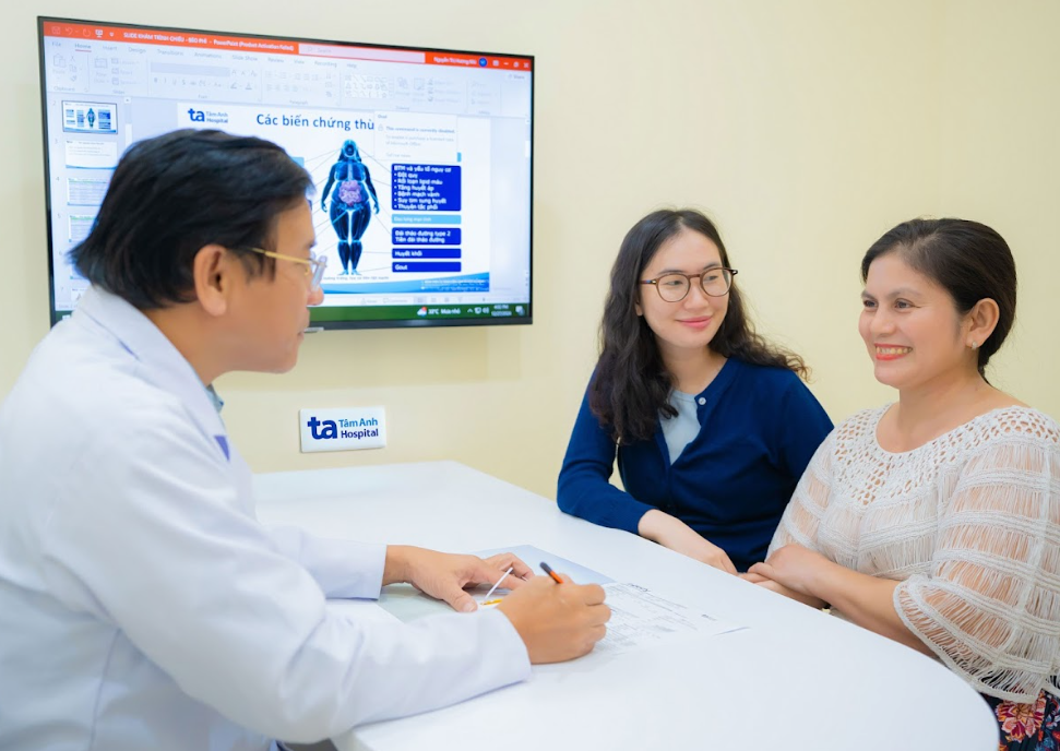 Bác sĩ trực tiếp khám, phân tích nguyên nhân gây thừa cân, béo phì và tư vấn phác đồ điều trị chuyên sâu cho từng khách hàng. Ảnh: BVĐK Tâm Anh