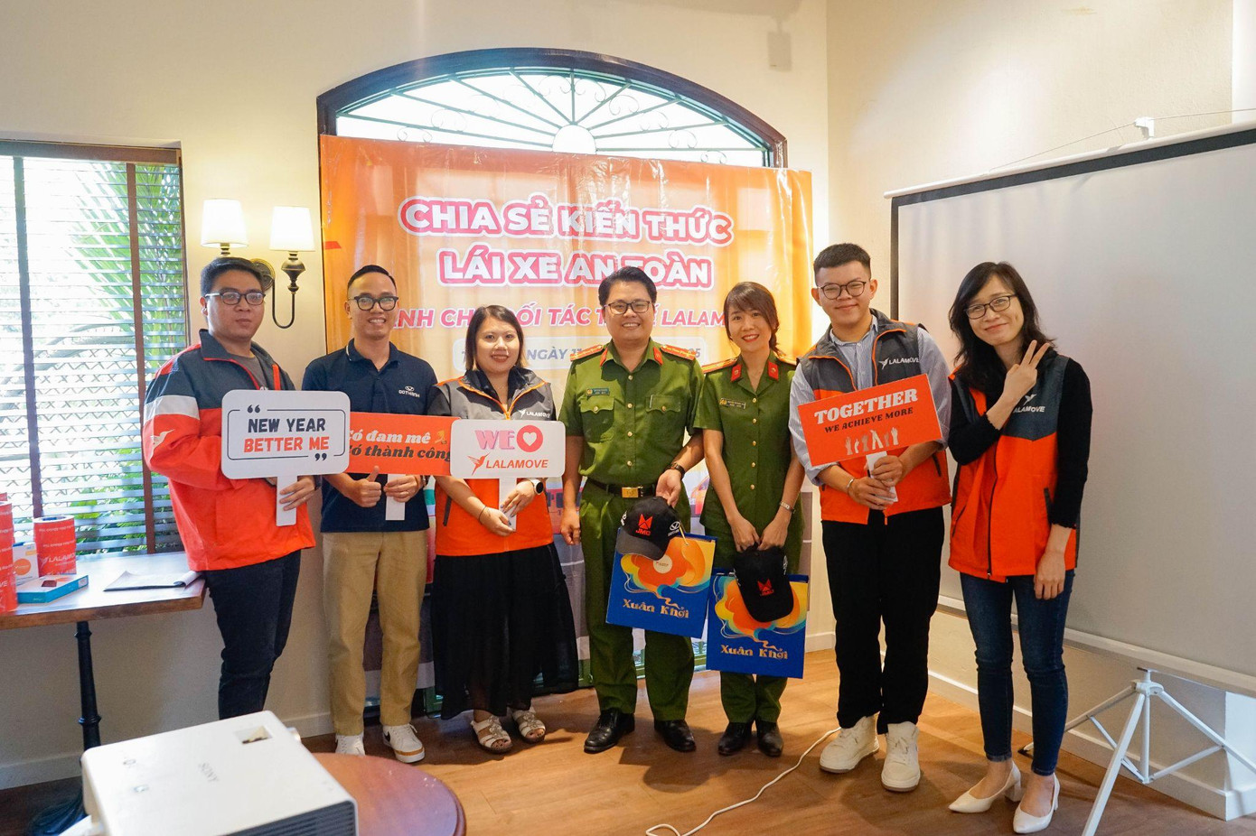 Lalamove phối hợp cùng Trường cao đẳng cảnh sát Giao thông nhân dân 2 tổ chức chương trình cho các đối tác tài xế