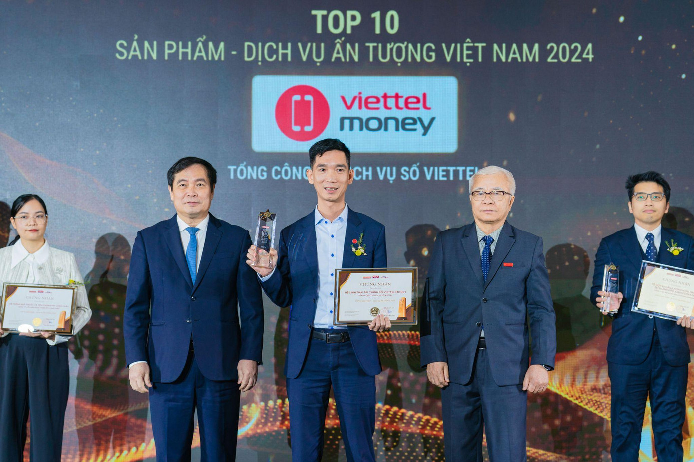 Đại diện Viettel Money nhận giải thưởng Top 10 Sản phẩm – Dịch vụ ấn tượng Tin Dùng 2024 Đại diện Viettel Money nhận giải thưởng Top 10 Sản phẩm – Dịch vụ ấn tượng Tin Dùng 2024