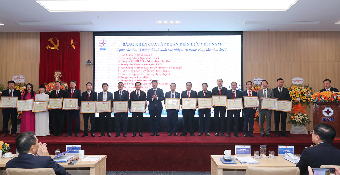 Tổng giám đốc EVN Nguyễn Anh Tuấn tặng Bằng khen EVN cho các đơn vị hoàn thành xuất sắc nhiệm vụ năm 2024