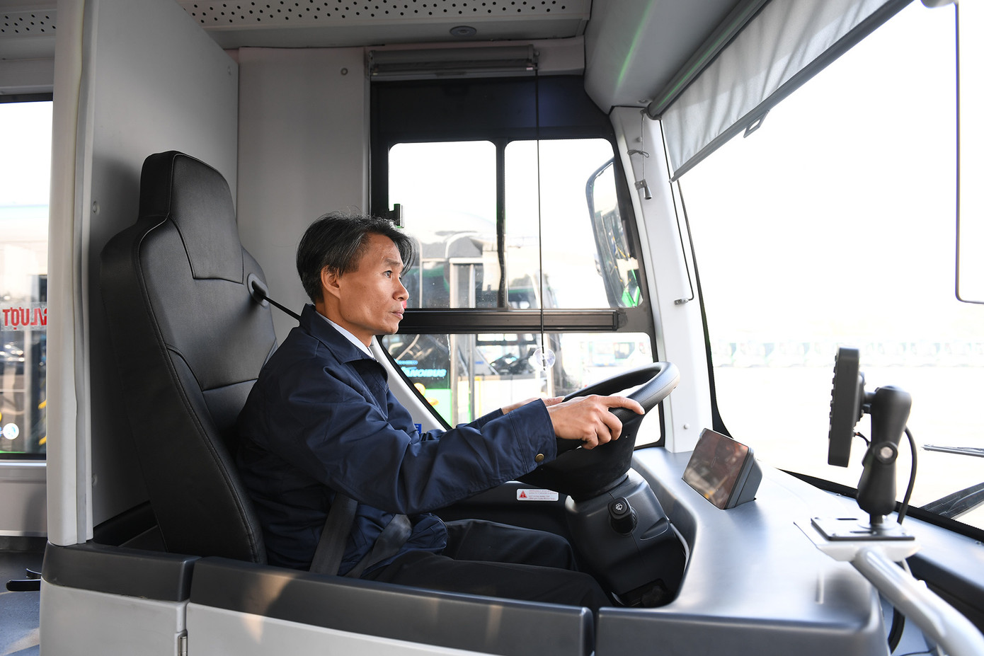 Bà Dương Thị Thu Trang - Phó Tổng giám đốc Kinh doanh VinFast toàn cầu chia sẻ: “Với kích thước nhỏ gọn, phù hợp di chuyển trong phố và các khu dân cư đông đúc lại thân thiện với môi trường, không khói xăng, không tiếng ồn, dòng xe buýt điện mới của VinFast sẽ tạo động lực thúc đẩy công cuộc chuyển đổi xanh trong giao thông công cộng tại Việt Nam. Để đẩy nhanh quá trình xanh hóa, VinFast cam kết áp dụng chính sách giá tốt nhất, chế độ bảo hành vượt trội và cung cấp giải pháp sạc linh hoạt, phù hợp với điều kiện thực tế của các đơn vị vận tải”. Bà Dương Thị Thu Trang - Phó Tổng giám đốc Kinh doanh VinFast toàn cầu chia sẻ: “Với kích thước nhỏ gọn, phù hợp di chuyển trong phố và các khu dân cư đông đúc lại thân thiện với môi trường, không khói xăng, không tiếng ồn, dòng xe buýt điện mới của VinFast sẽ tạo động lực thúc đẩy công cuộc chuyển đổi xanh trong giao thông công cộng tại Việt Nam. Để đẩy nhanh quá trình xanh hóa, VinFast cam kết áp dụng chính sách giá tốt nhất, chế độ bảo hành vượt trội và cung cấp giải pháp sạc linh hoạt, phù hợp với điều kiện thực tế của các đơn vị vận tải”.