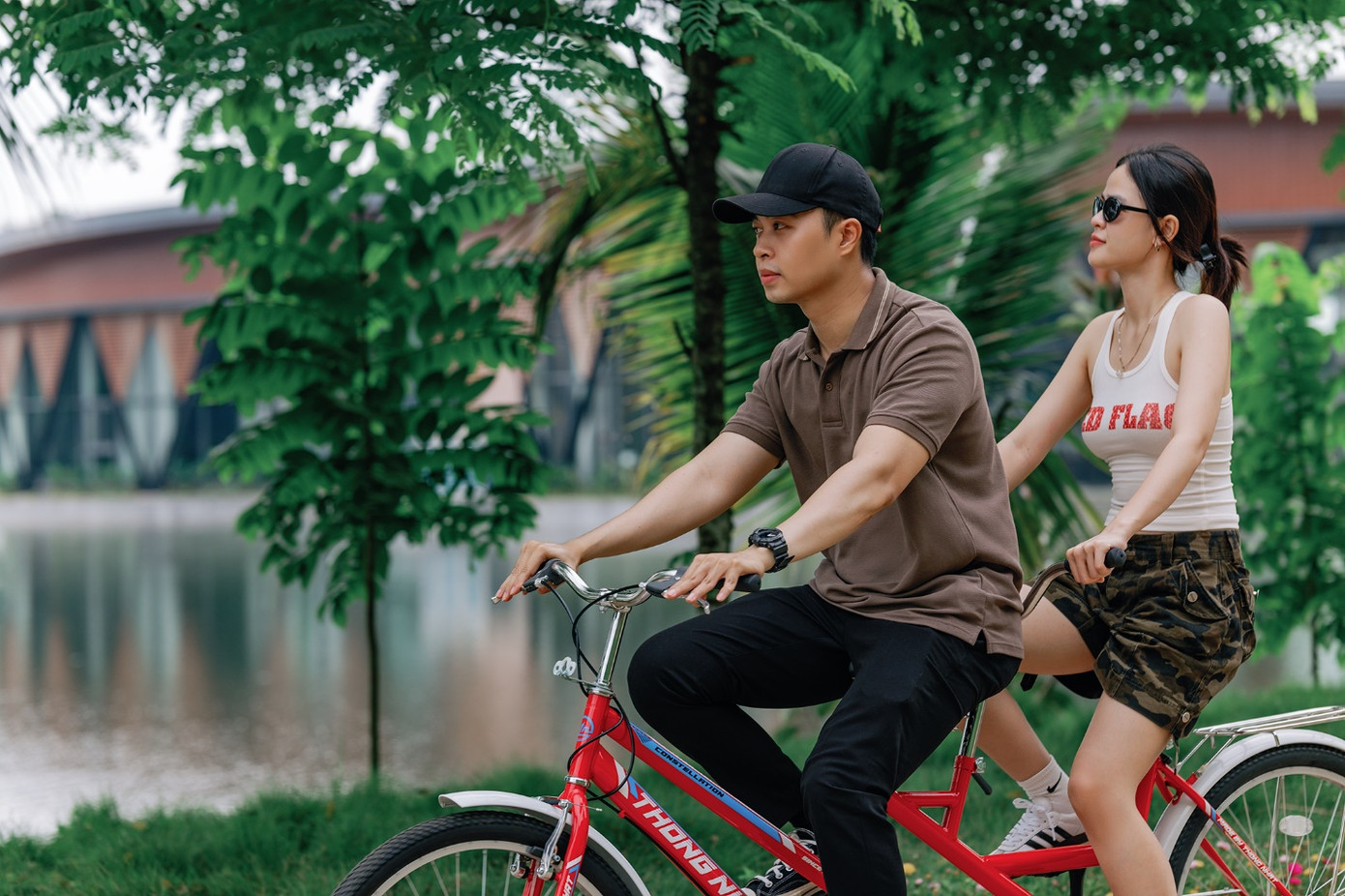 Thong thả bên con đường quanh co xanh mát tìm đến tháp UFO Thong thả bên con đường quanh co xanh mát tìm đến tháp UFO