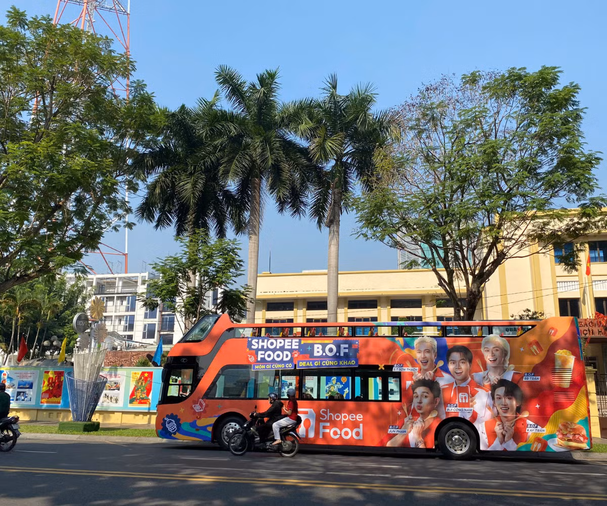 Giới trẻ Sài thành thích thú khi bắt gặp xe bus 2 tầng được “thay màu” cam rực rỡ. Giới trẻ Sài thành thích thú khi bắt gặp xe bus 2 tầng được “thay màu” cam rực rỡ.