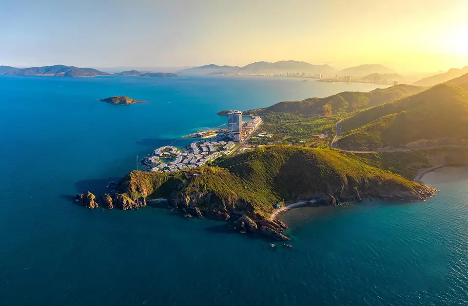 Villa Le Corail, A Gran Meliá Hotel nằm tại bán đảo hoang sơ, giữa biển xanh lấp lánh, rừng tràm rậm rạp và những dãy núi hùng vĩ.