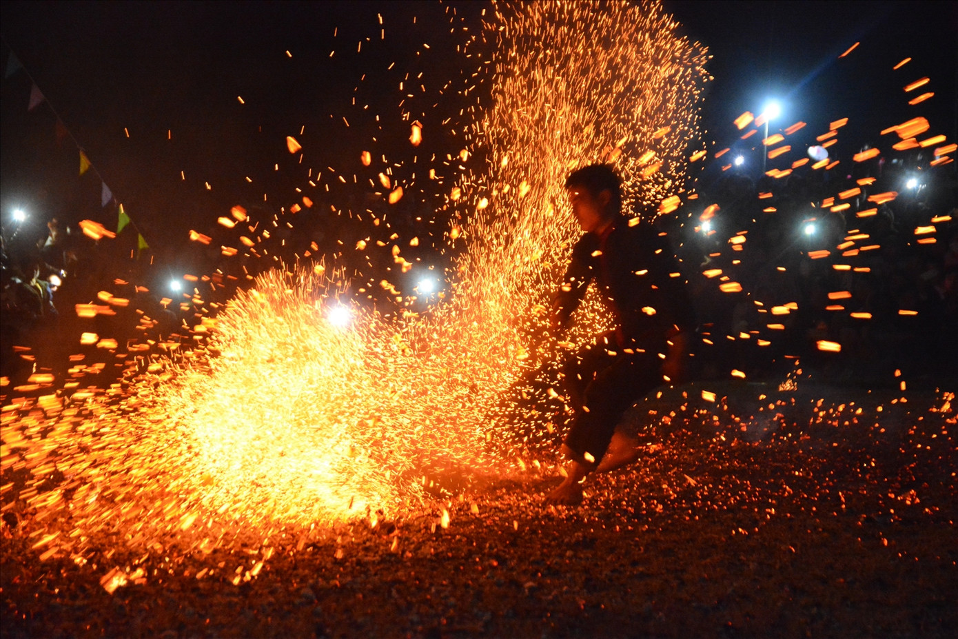 Nhảy lửa người Pà Thẻn