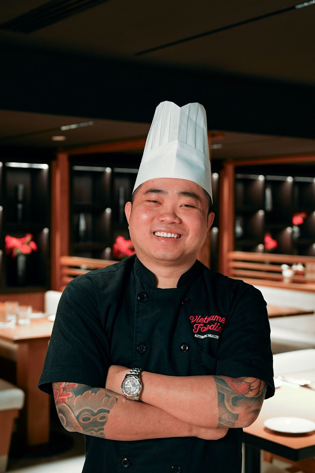 Kitchen Manager – bạn Thái Ngọc Hận chia sẻ: “Mình luôn tự hào là người Việt Nam, cùng với các bạn đồng nghiệp đóng góp tài năng và mang tinh hoa ẩm thực quê hương đến Dubai. Đồng hành cùng Vietnamese Foodies hơn 5 năm, mình hy vọng có thể lan tỏa sự yêu nghề đến cho các bạn đầu bếp Việt mong muốn thể hiện tài năng tại nước ngoài”.