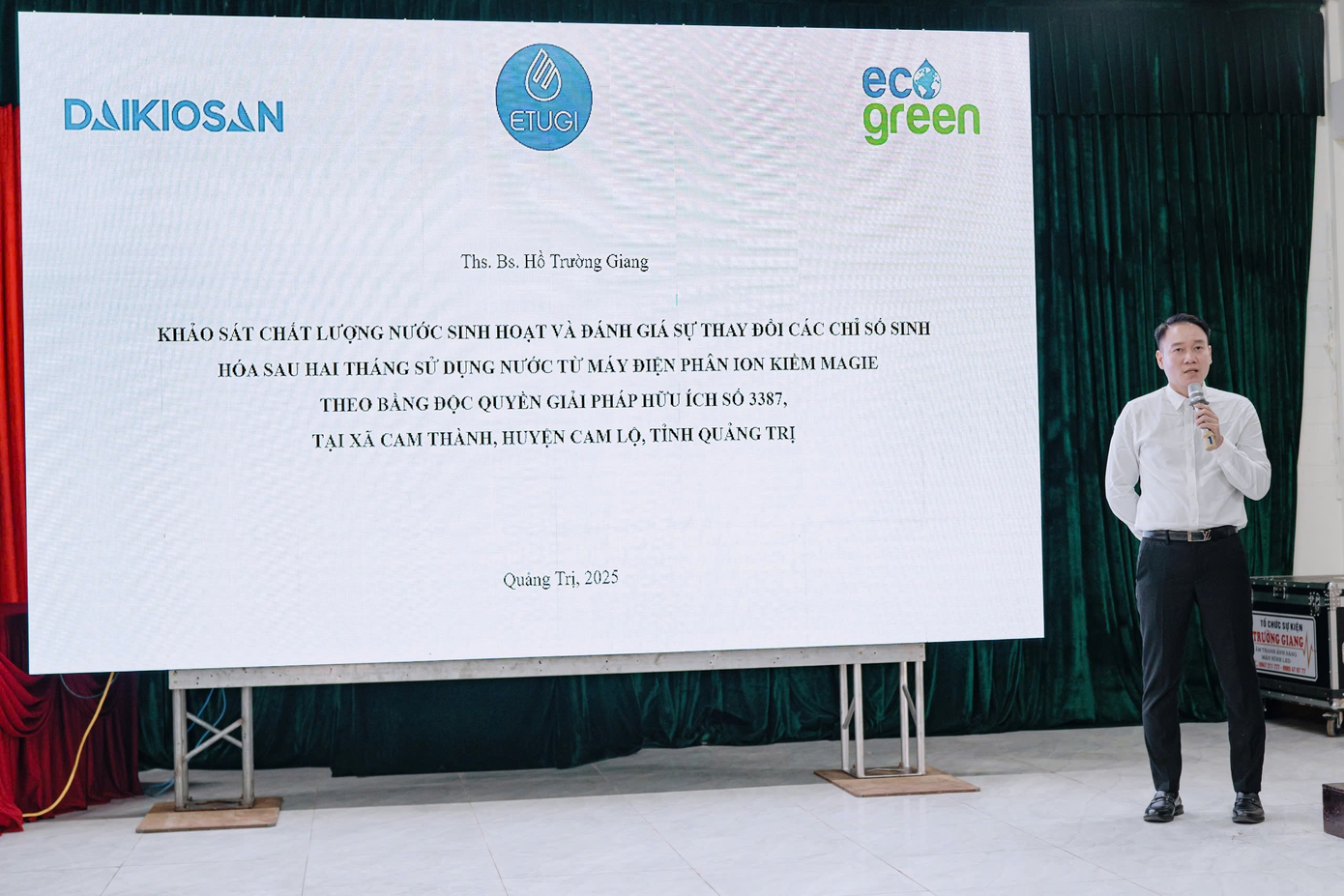 Thạc sĩ, Bác sĩ Hồ Trường Giang đang trình bày kết quả nghiên cứu tại Quảng Trị Thạc sĩ, Bác sĩ Hồ Trường Giang đang trình bày kết quả nghiên cứu tại Quảng Trị