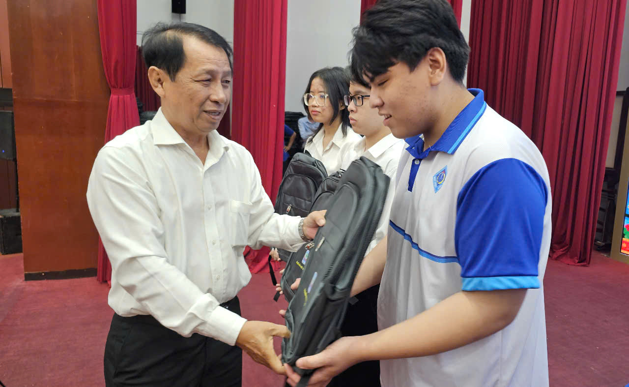 Lãnh đạo Công ty TNHH MTV Xổ số Kiến thiết Sóc Trăng trao quà cho học sinh, sinh viên tiêu biểu