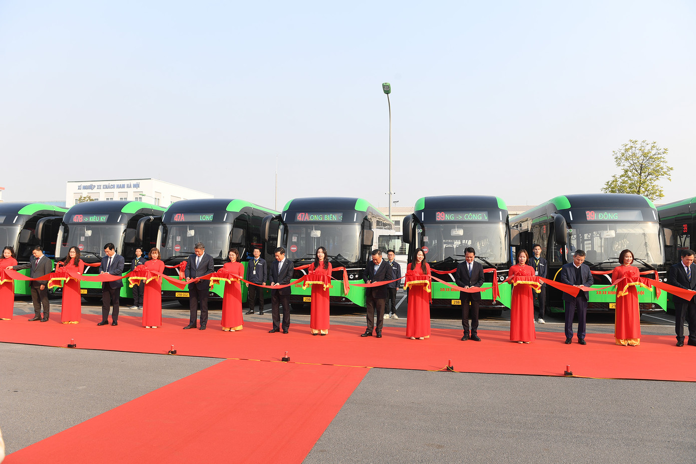 Trong đó, lô xe buýt điện đầu tiên gồm 66 chiếc vừa được VinFast bàn giao cho Transerco và Bảo Yến là loại có sức chứa tối đa 60 người, bao gồm 24 ghế ngồi, 34 chỗ đứng, khu vực dành cho xe lăn và ghế lái. Trong đó, lô xe buýt điện đầu tiên gồm 66 chiếc vừa được VinFast bàn giao cho Transerco và Bảo Yến là loại có sức chứa tối đa 60 người, bao gồm 24 ghế ngồi, 34 chỗ đứng, khu vực dành cho xe lăn và ghế lái.