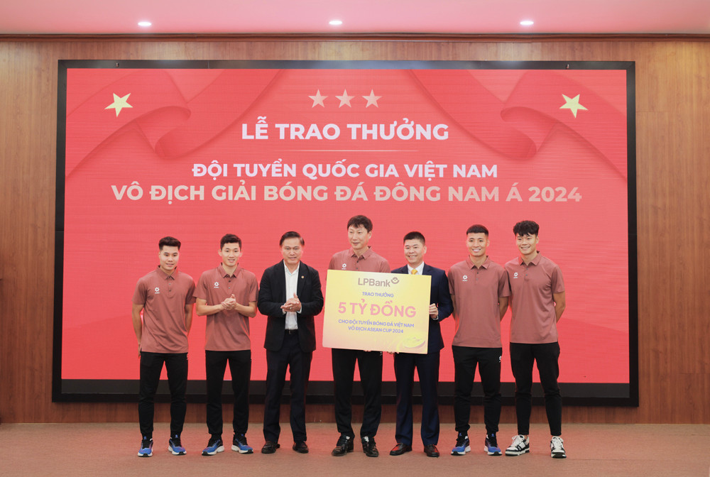 Đại diện Ngân hàng Lộc Phát Việt Nam, ông Đoàn Nguyên Ngọc, Phó Tổng Giám đốc (thứ 3 từ phải sang) trao thưởng 5 tỷ đồng cho Đội tuyển Quốc gia Việt Nam khi giành cúp vô địch ASEAN 2024 Đại diện Ngân hàng Lộc Phát Việt Nam, ông Đoàn Nguyên Ngọc, Phó Tổng Giám đốc (thứ 3 từ phải sang) trao thưởng 5 tỷ đồng cho Đội tuyển Quốc gia Việt Nam khi giành cúp vô địch ASEAN 2024