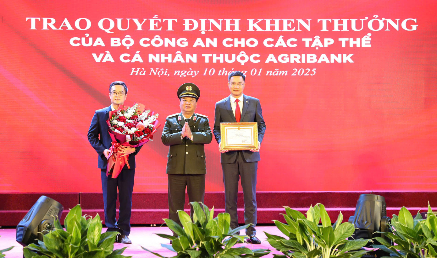 Đồng chí Trung tướng Nguyễn Đình Thuận - Ủy viên Đảng ủy Công an Trung ương, Bí thư Đảng ủy, Cục trưởng Cục An ninh kinh tế, Bộ Công an trao Giấy khen cho tập thể Trụ sở chính Agribank vì đã có thành tích xuất sắc trong phong trào “Toàn dân bảo vệ Tổ quốc”