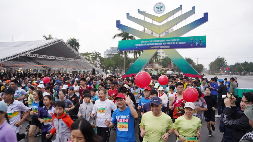 Các vận động viên ở nhiều lứa tuổi háo hức chinh phục giải chạy ở 2 cự ly 10km và 5 km