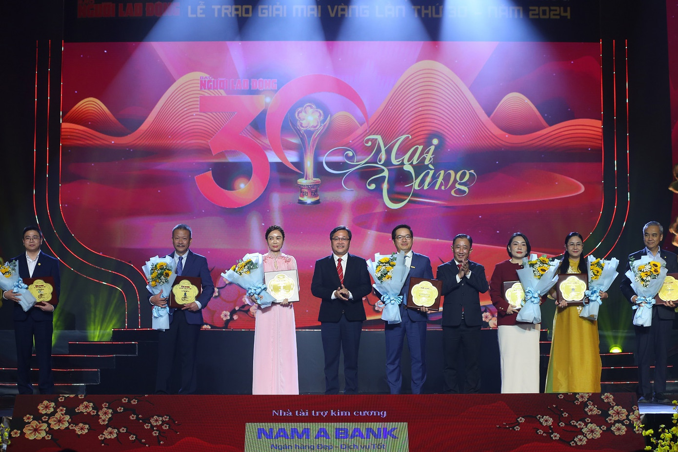 Ông Nguyễn Duy Hưng, Chủ tịch Ủy ban Quản trị, Đảm bảo hoạt động &amp; Danh tiếng Công ty Tân Hiệp Phát (thứ 2 từ trái) nhận tri ân từ chương trình.