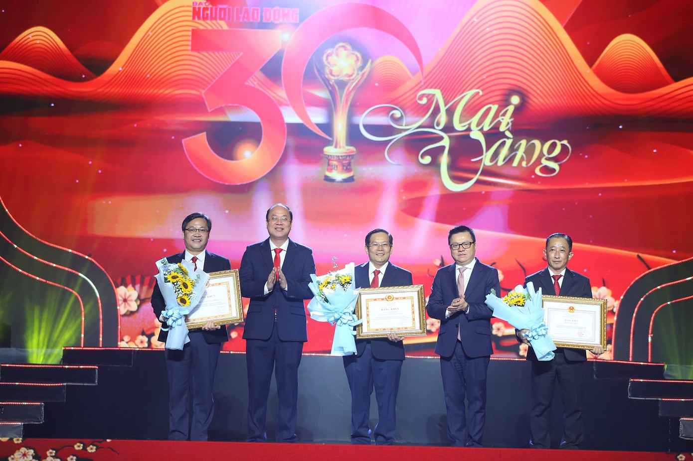 Ban Biên Tập báo Người Lao Động nhận Bằng khen từ Thành ủy TP.HCM