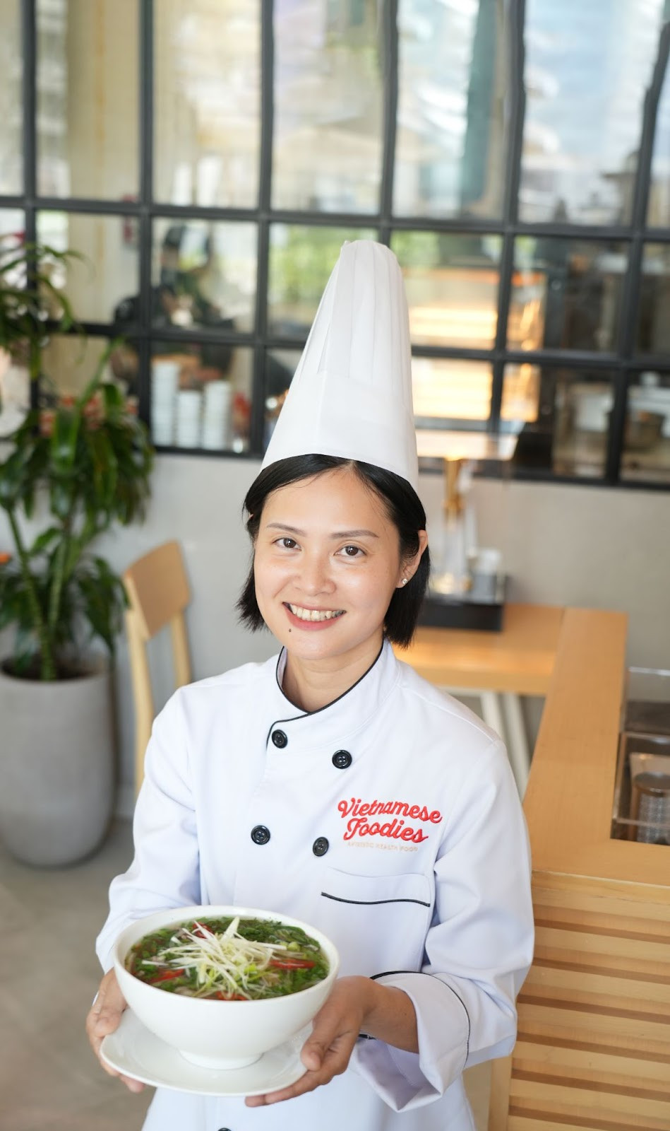 Bà Lily Hoa Nguyễn cùng món phở với nước dùng đậm đà và ngọt thanh được hầm từ xương ống và ninh trong suốt 14 giờ.