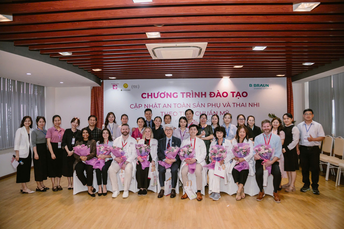 Đội ngũ chuyên gia giảng dạy là các Giáo Sư, Tiến sĩ trong lĩnh vực Sản - Nhi - Gây Mê Hồi Sức đến từ Hoa Kỳ Đội ngũ chuyên gia giảng dạy là các Giáo Sư, Tiến sĩ trong lĩnh vực Sản - Nhi - Gây Mê Hồi Sức đến từ Hoa Kỳ