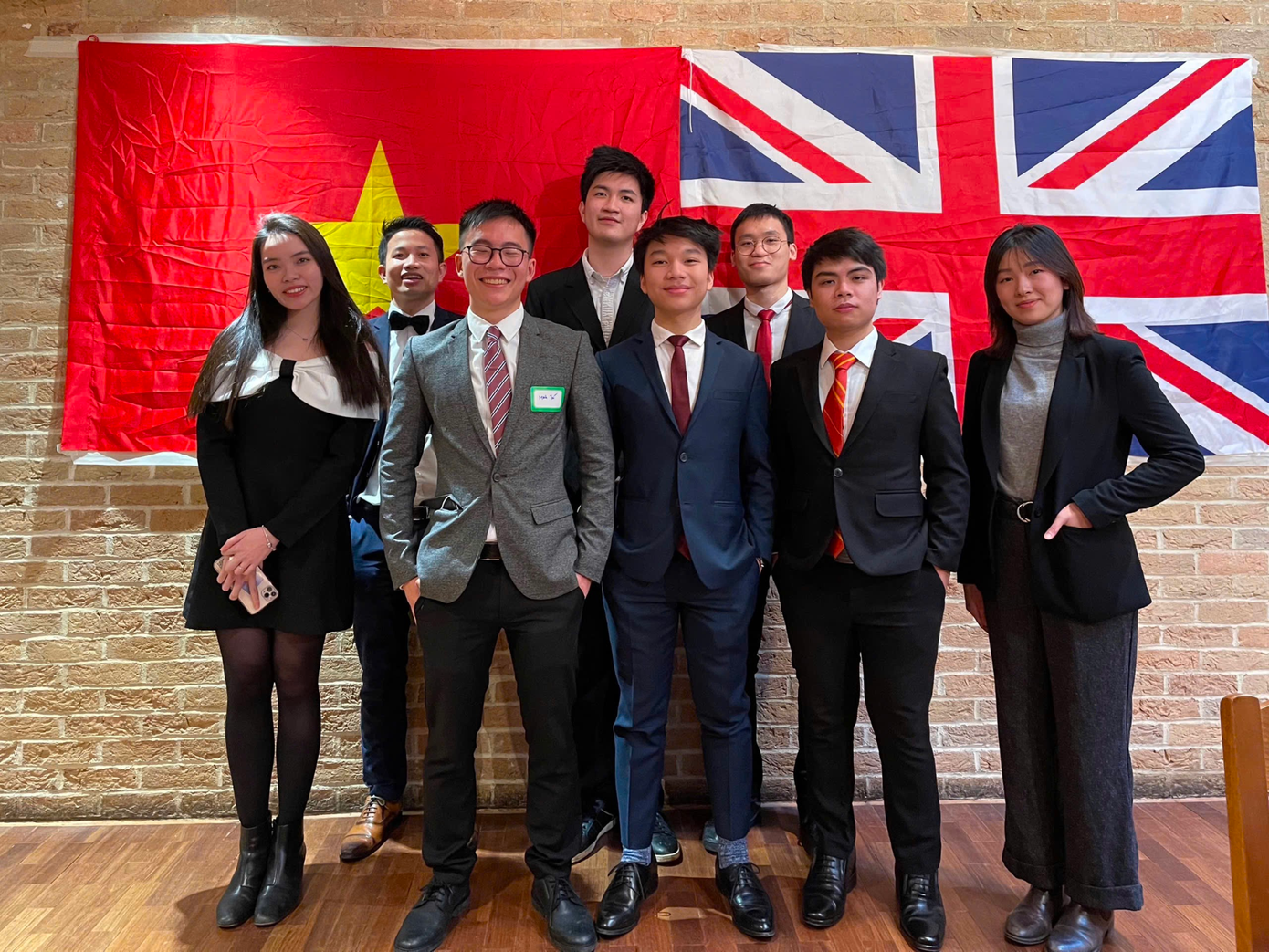 Hải Trâm và hội sinh viên Đại học Cambridge tham dự sự kiện được tổ chức tại trường Đại học Oxford.