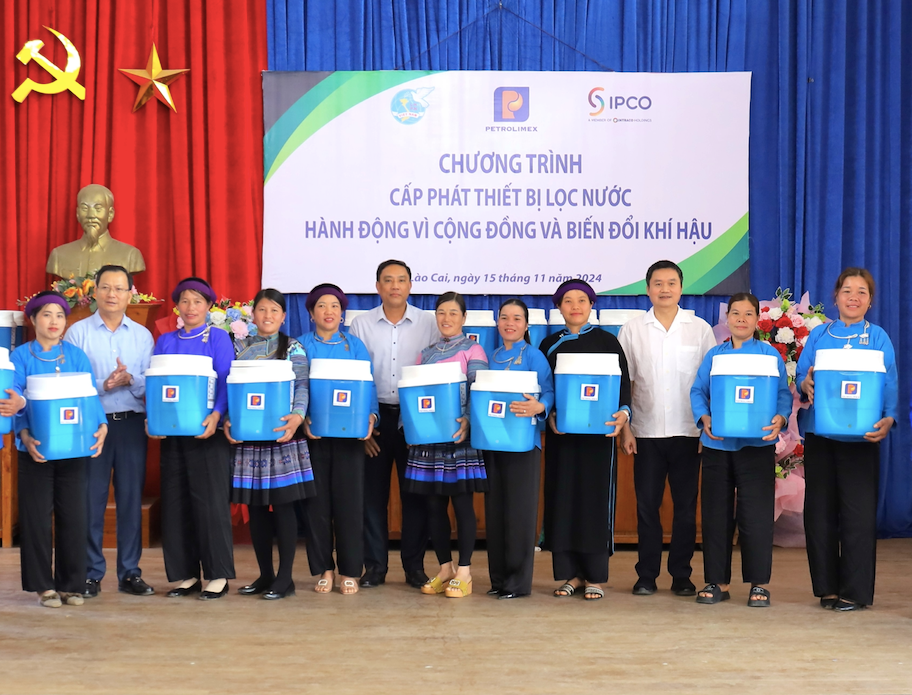 Chủ tịch HĐQT Petrolimex Phạm Văn Thanh và lãnh đạo tỉnh Lào Cai trao tặng bình lọc nước tới người dân khó khăn trên địa bàn tỉnh
