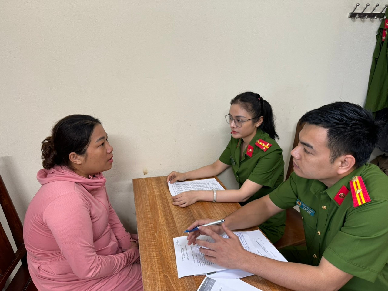 Đối tượng Phạm Thị Hằng tại cơ quan Công an