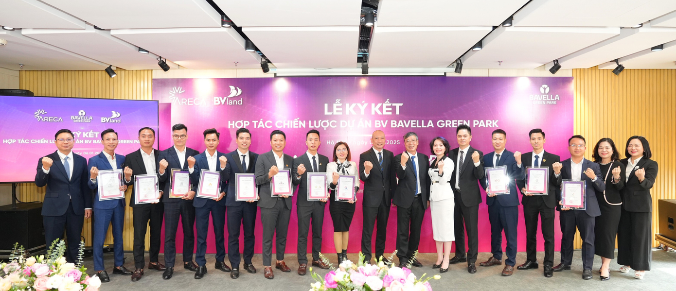 Đại diện chủ đầu tư trao giấy chứng nhận cho các đại lý phân phối Đại diện chủ đầu tư trao giấy chứng nhận cho các đại lý phân phối