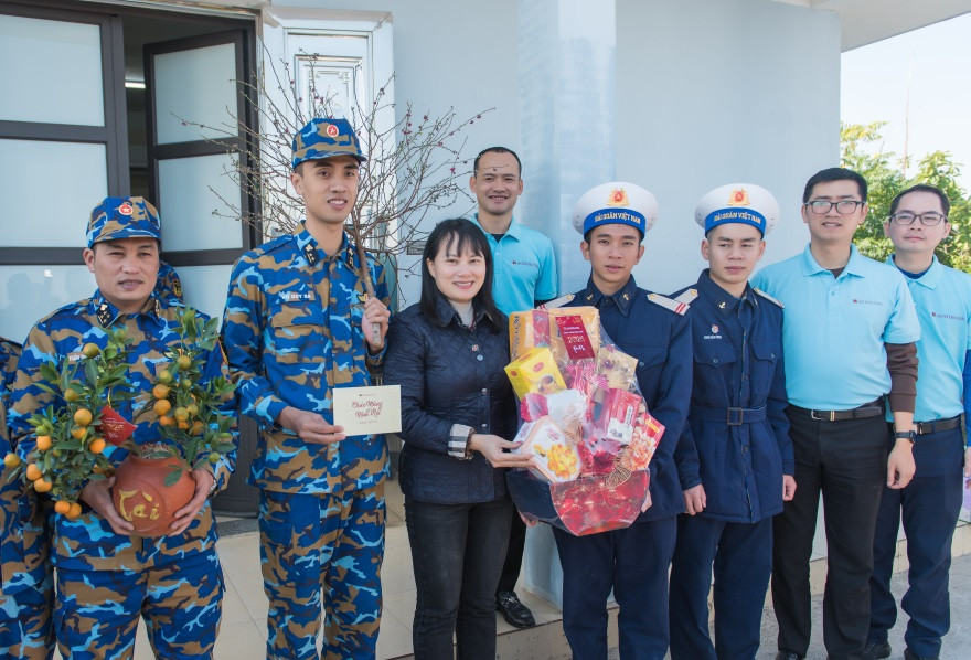 Đoàn công tác Agribank thăm, tặng quà Tết cán bộ, chiến sĩ đang công tác trên đảo Cát Bà Đoàn công tác Agribank thăm, tặng quà Tết cán bộ, chiến sĩ đang công tác trên đảo Cát Bà