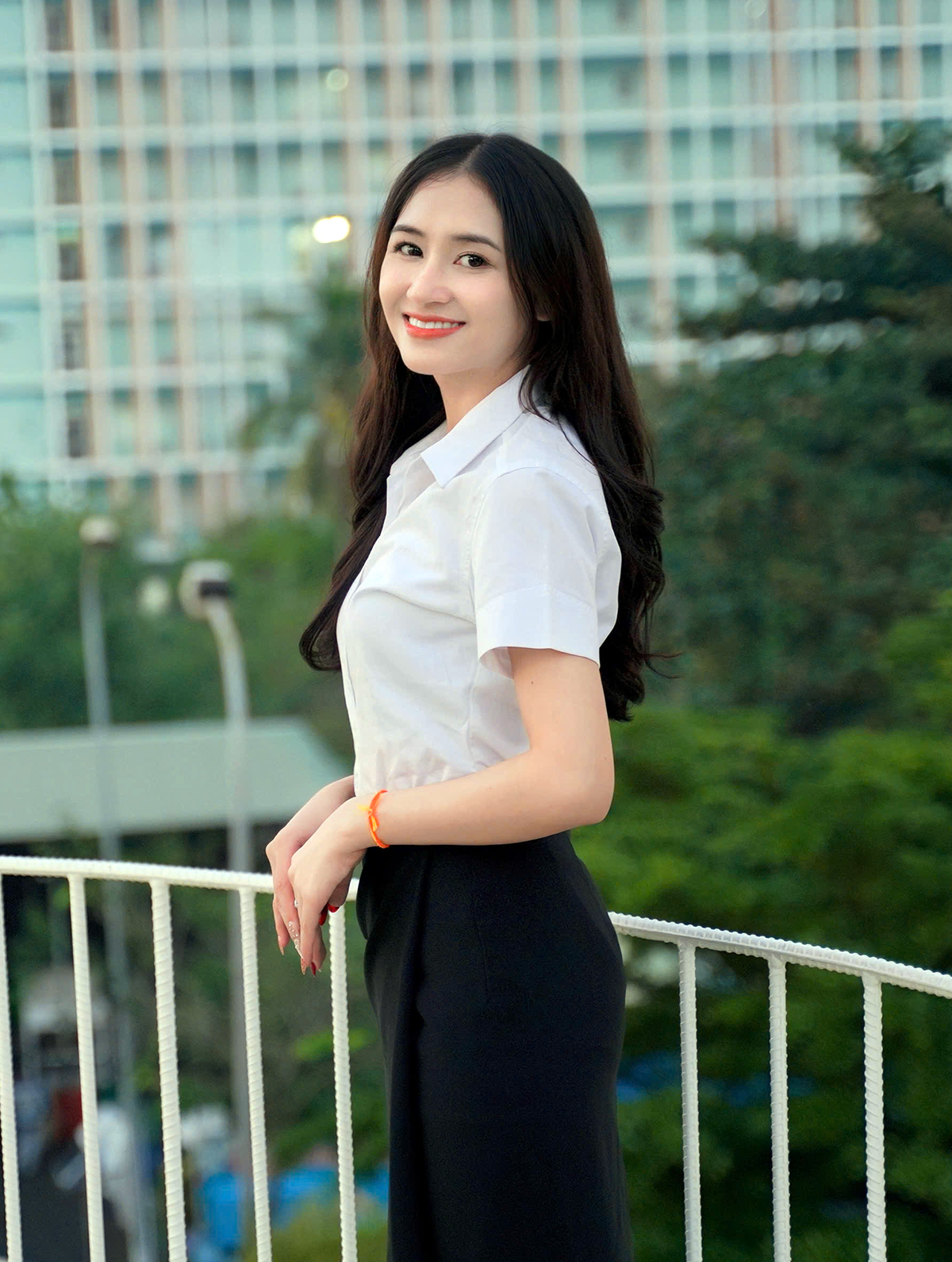 Douangphachan Linda ấn tượng với đội ngũ giảng viên trẻ trung có chuyên môn cao ở DTU