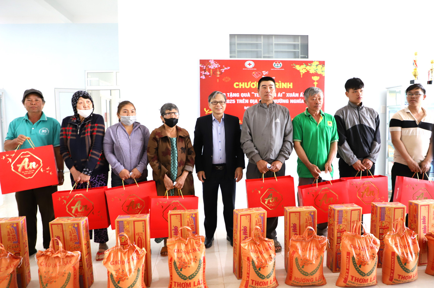 Những suất quà do PC Đắk Nông tặng rất có ý nghĩa với những hộ dân có hoàn cảnh khó khăn