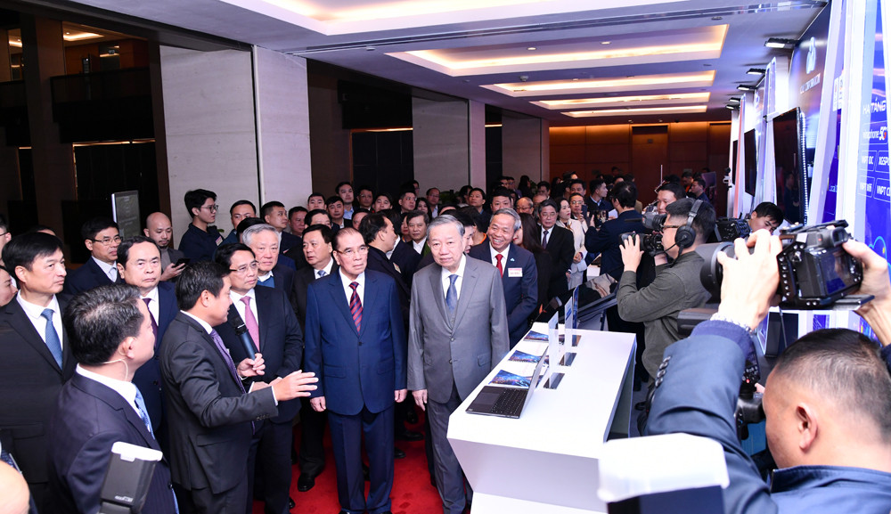 Tổng Bí thư Tô Lâm, Thủ tướng Phạm Minh Chính cùng các đồng chí lãnh đạo, nguyên lãnh đạo Đảng, Nhà nước thăm khu trưng bày của Tập đoàn VNPT tại hội nghị toàn quốc quán triệt Nghị quyết số 57-NQ/TW của Bộ Chính trị về đột phá phát triển khoa học, công nghệ (KHCN), đổi mới sáng tạo và chuyển đổi số quốc gia được tổ chức ngày 13/1/2025