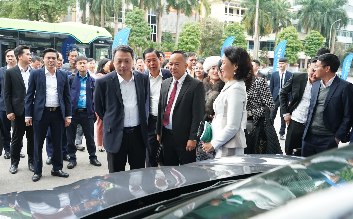 Ông Nguyễn Huy Dũng, Phó Bí thư Tỉnh uỷ, Chủ tịch UBND tỉnh Thái Nguyên nghe giới thiệu về các mẫu xe điện VinFast.