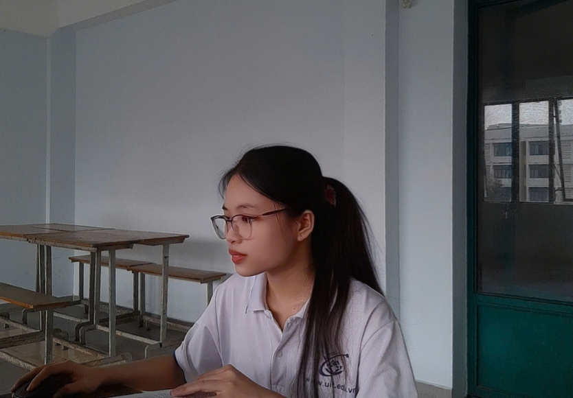 Nguyễn Thị Vân Anh tại phòng tự học thuộc Kí Túc Xá Đại học Quốc Gia TP. HCM.