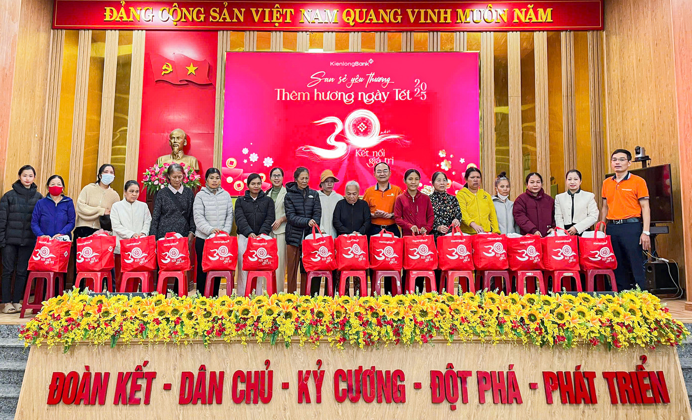 Hành trình 12 năm “San sẻ yêu thương – Thêm hương ngày Tết” của KienlongBank đến với người dân