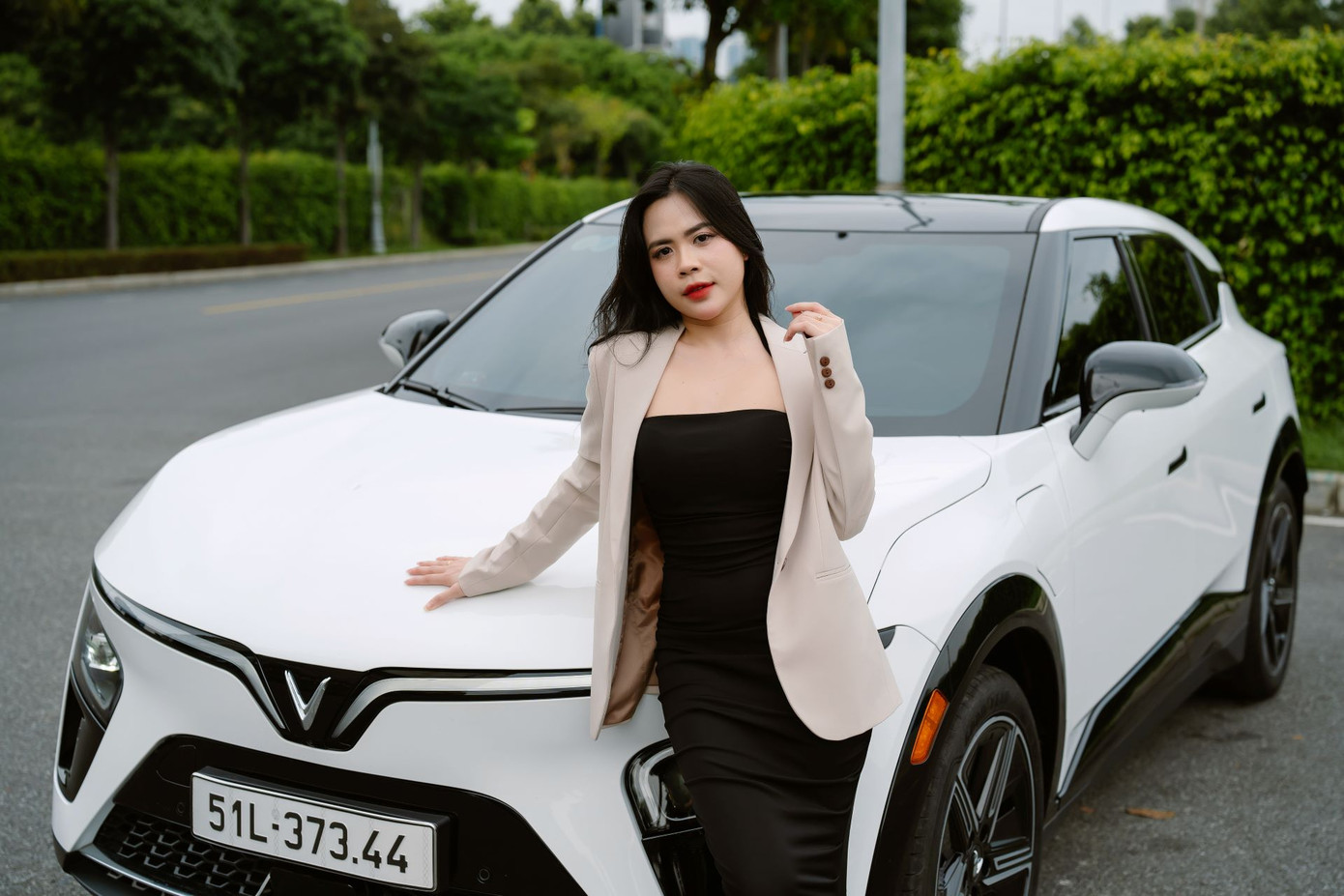 “Bên cạnh những sản phẩm và dịch vụ khác biệt, lối kinh doanh đặt khách hàng làm trọng tâm làm mình ngày càng tin yêu hơn nữa vào VinFast” – chị Vy chia sẻ. “Bên cạnh những sản phẩm và dịch vụ khác biệt, lối kinh doanh đặt khách hàng làm trọng tâm làm mình ngày càng tin yêu hơn nữa vào VinFast” – chị Vy chia sẻ.