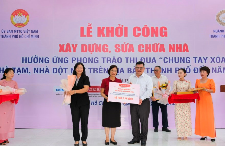 Bà Trương Thị Ánh Tuyết - Phó trưởng Văn phòng Đại diện Agribank khu vực miền Nam (thứ ba từ trái sang) trao bảng tượng trưng kinh phí tài trợ