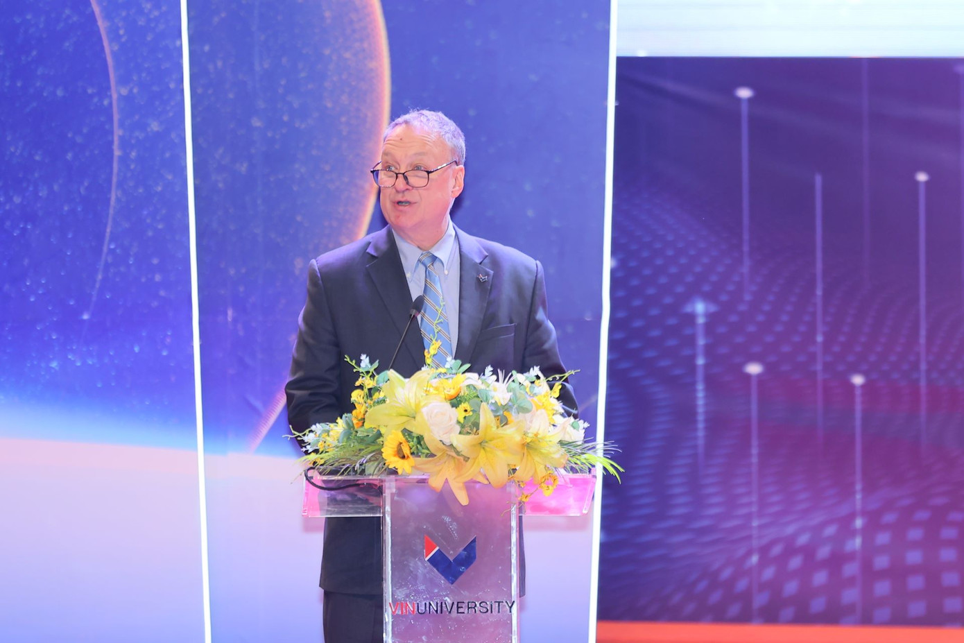 GS.BS. David Bangsberg, Hiệu trưởng Trường Đại học VinUni, chia sẻ tại buổi lễ. GS.BS. David Bangsberg, Hiệu trưởng Trường Đại học VinUni, chia sẻ tại buổi lễ.