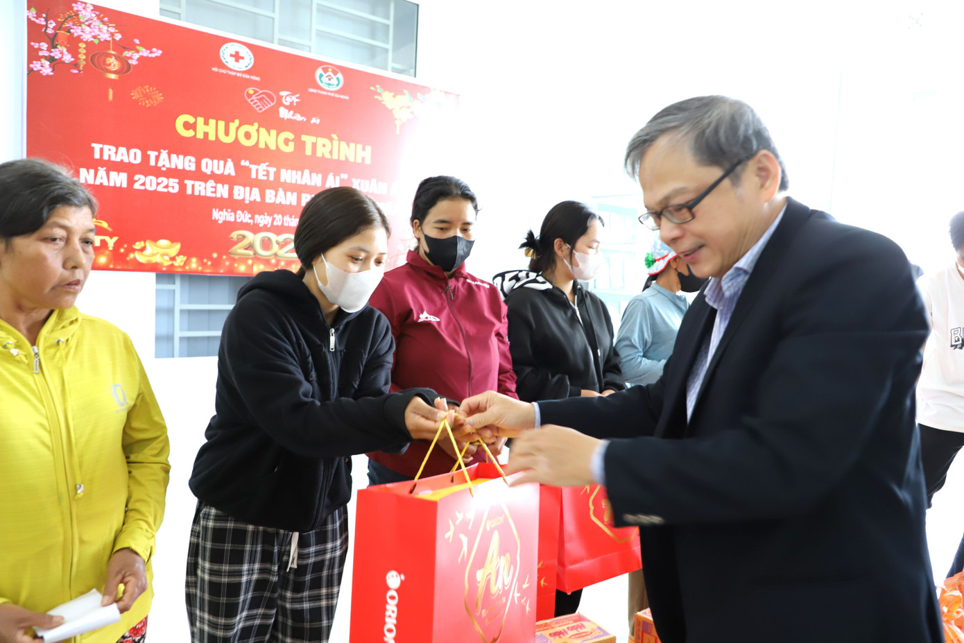 Ông Nguyễn Thanh Phương - Giám đốc PC Đắk Nông tặng quà cho người dân dịp Tết Nguyên đán