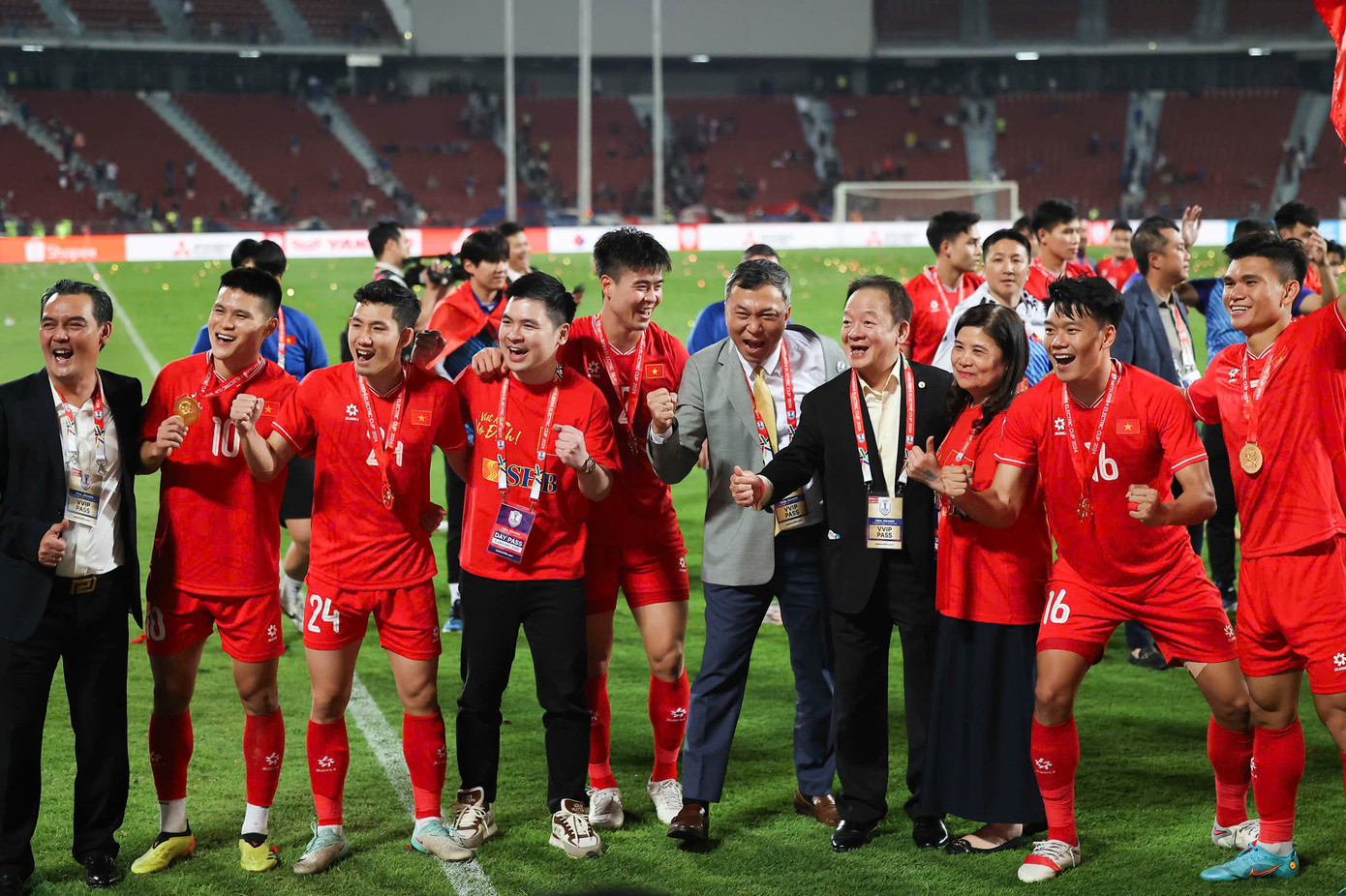 Bầu Hiển cùng gia đình chung vui cùng chiến thắng lịch sử của đội tuyển Việt Nam trên đất Thái