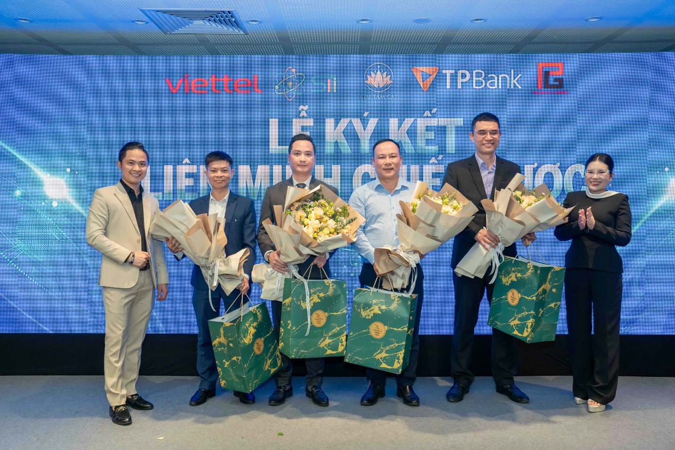 Ông Dương Cao Trí – Tổng giám đốc và Bà Nguyễn Thu Nga – Founder Kim Tâm Cát tặng hoa và quà cho các đối tác chiến lược sau lễ ký kết