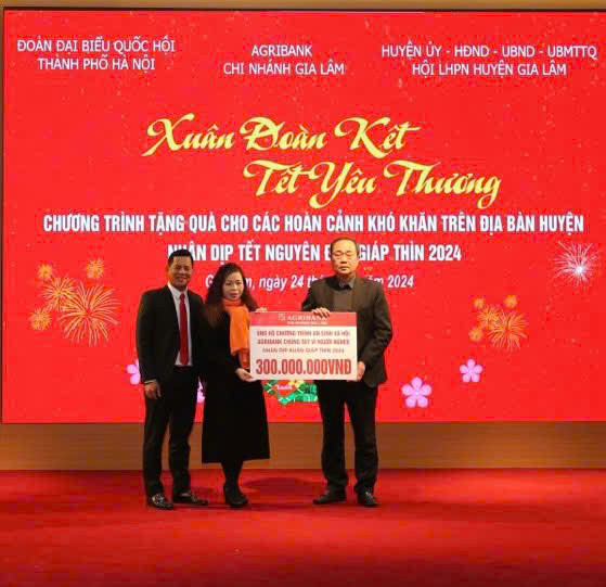 Đại diện Agribank Chi nhánh Gia Lâm tặng quà cho các hoàn cảnh khó khăn trên địa bàn huyện với số tiền 300 triệu đồng