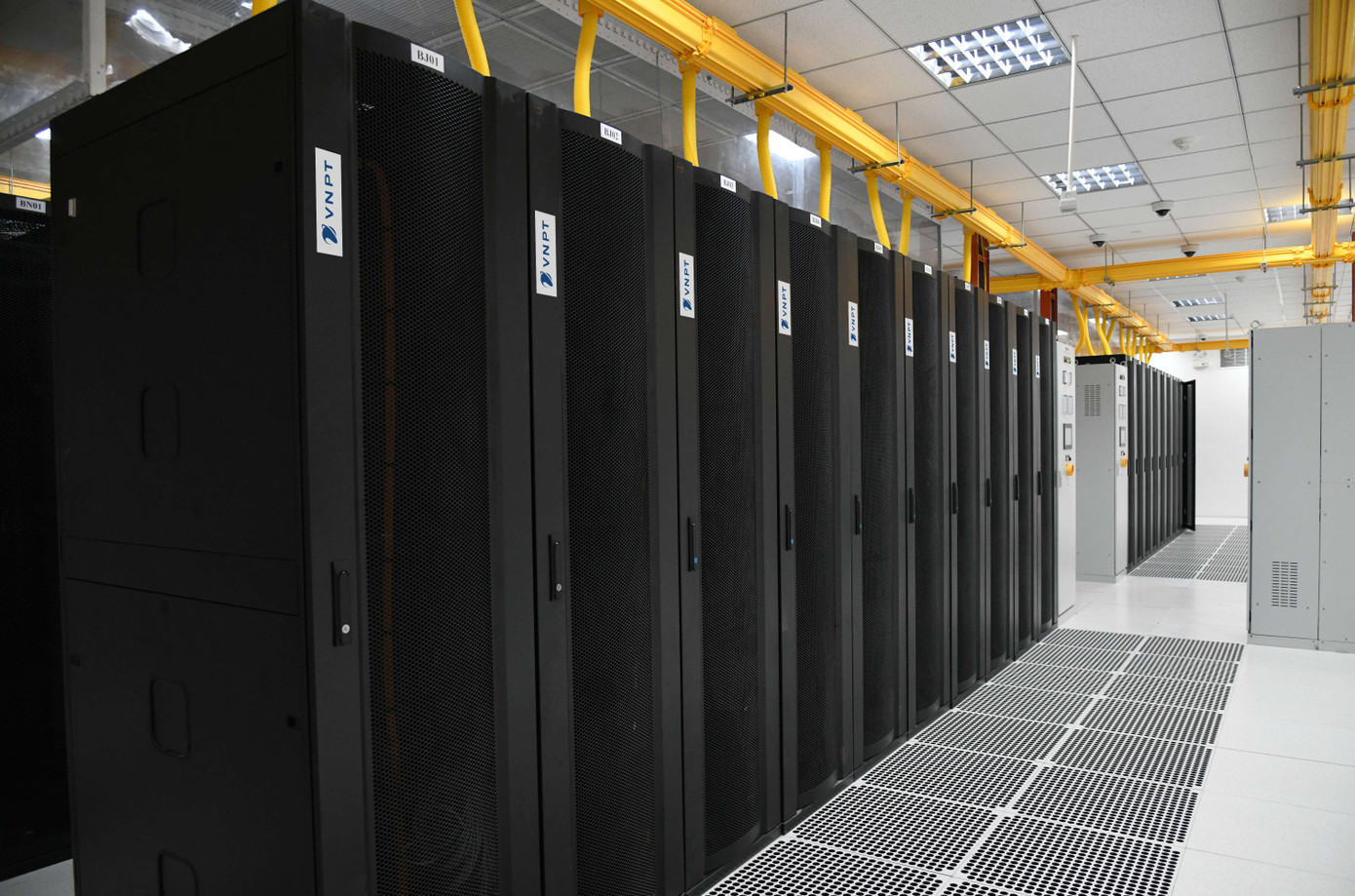 Hybrid cloud do VNPT Cloud cung cấp cho phép doanh nghiệp linh hoạt quản lý và sử dụng tài nguyên mạng Hybrid cloud do VNPT Cloud cung cấp cho phép doanh nghiệp linh hoạt quản lý và sử dụng tài nguyên mạng