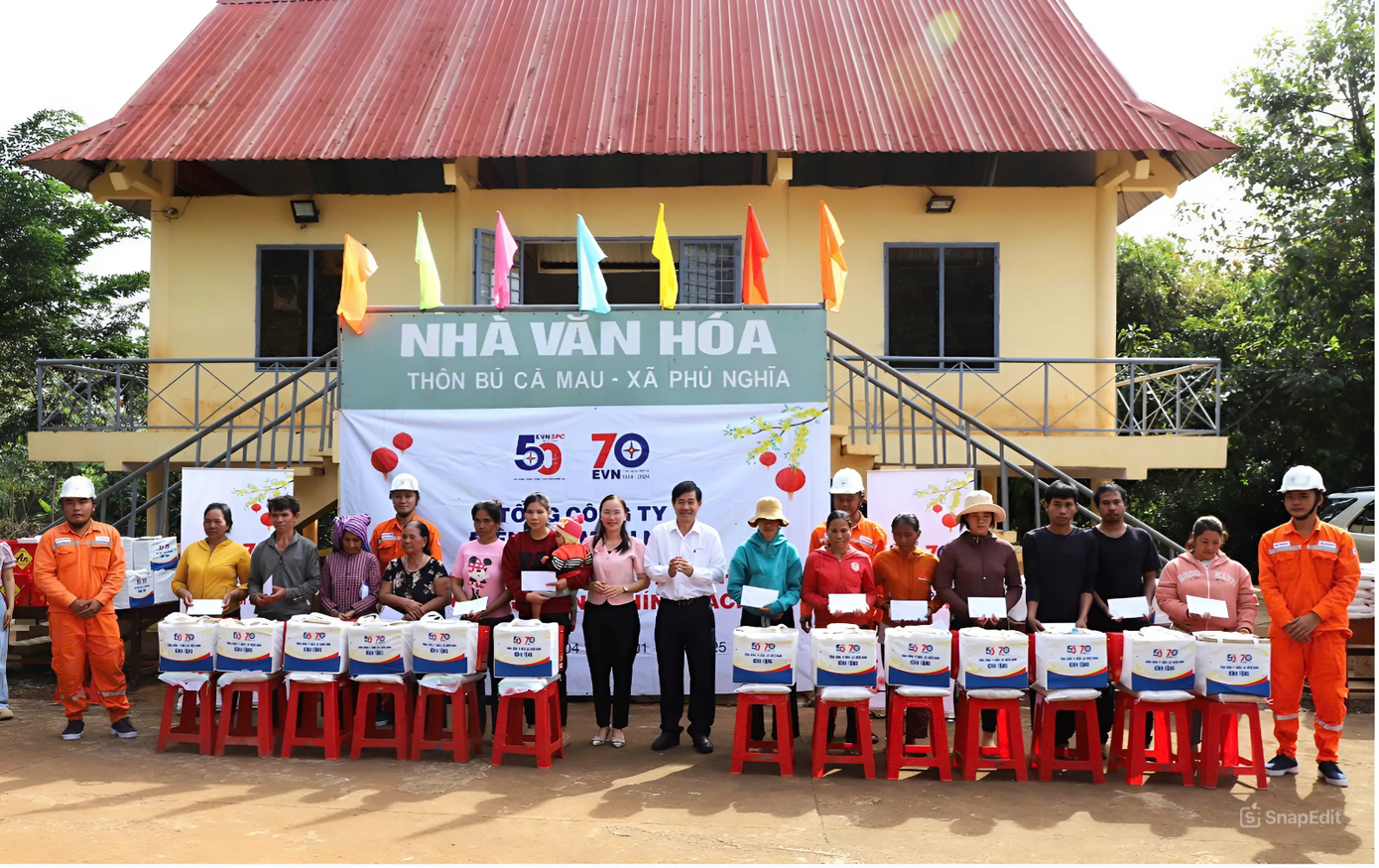 Quà EVNSPC trao tặng bà con người dân tộc S’tiêng năm nay vui xuân đón Tết Quà EVNSPC trao tặng bà con người dân tộc S’tiêng năm nay vui xuân đón Tết