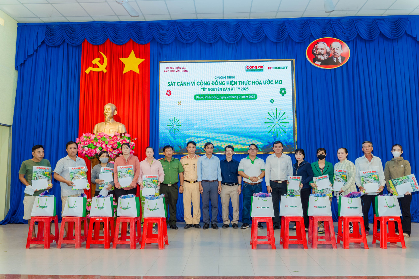 FE CREDIT cùng đại diện chính quyền trao tặng quà Tết cho bà con xã Phước Vĩnh Đông, huyện Cần Giuộc, Long An. Ảnh: FE CREDIT FE CREDIT cùng đại diện chính quyền trao tặng quà Tết cho bà con xã Phước Vĩnh Đông, huyện Cần Giuộc, Long An. Ảnh: FE CREDIT